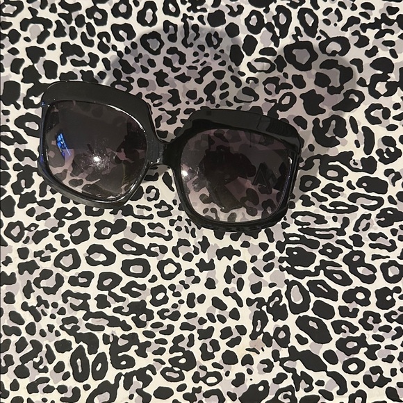 Accessories - Stylish Black Sunglasses